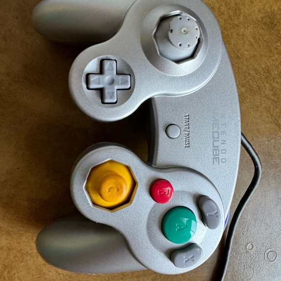 Nintendo GameCube Console in Black with Cables and Controller - Picture 6 of 8